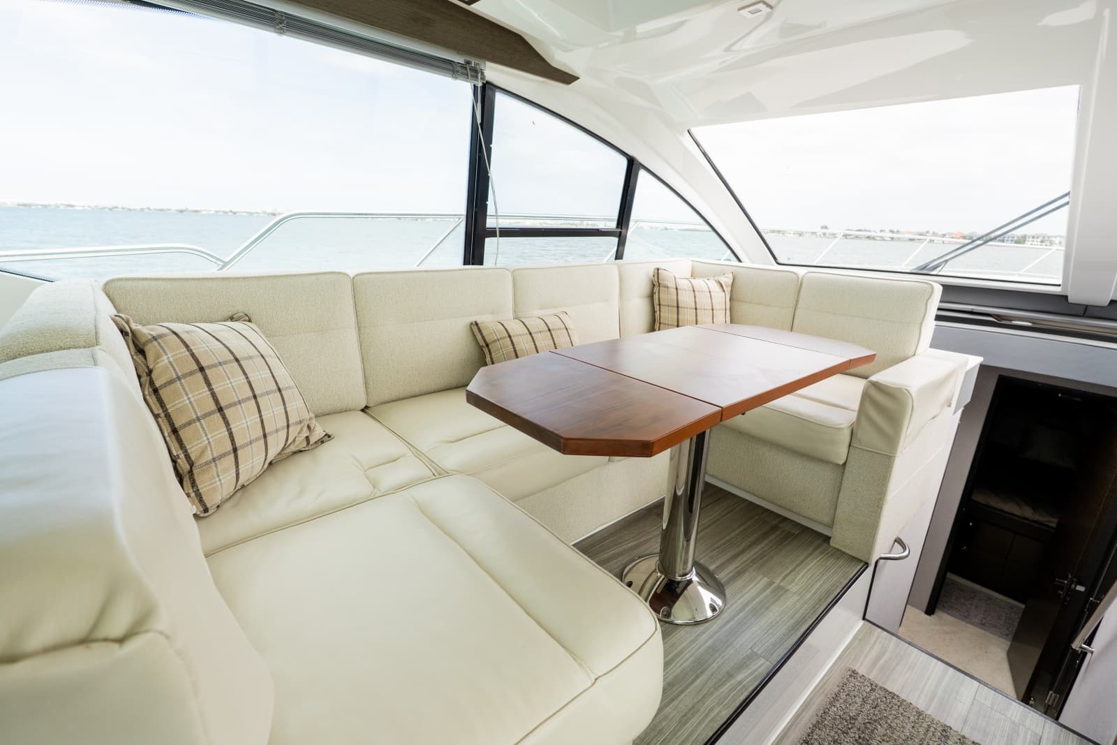 2018 Cruisers Yachts 50 CANTIUS - Photo 44