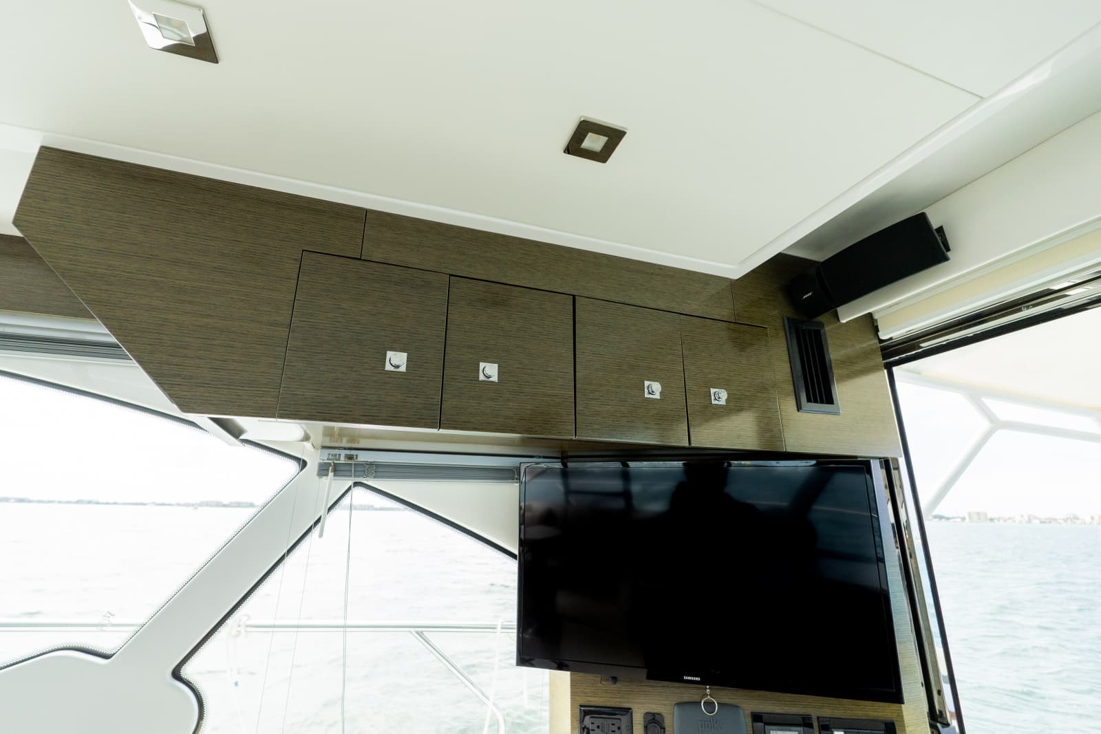 2018 Cruisers Yachts 50 CANTIUS - Photo 37