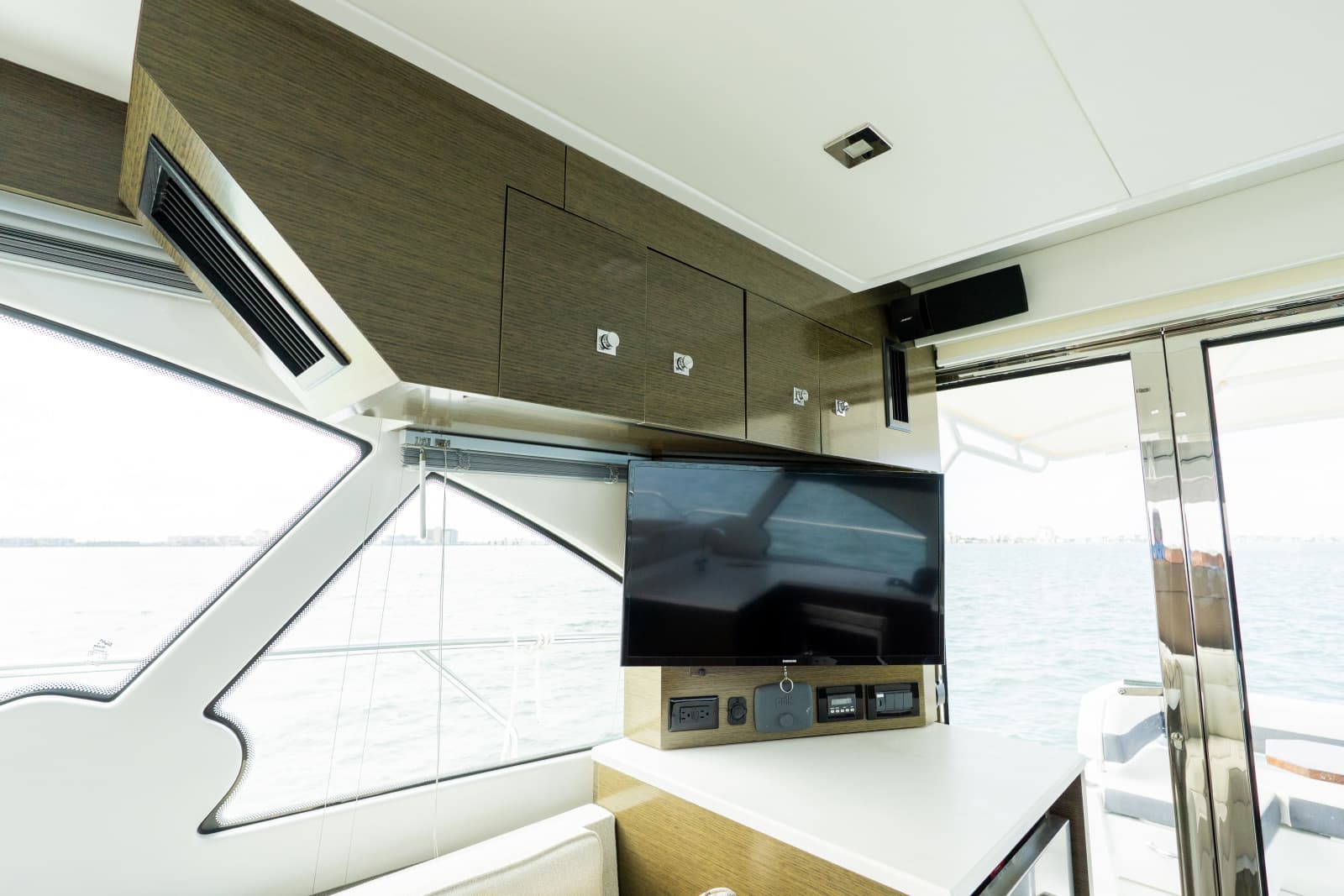 2018 Cruisers Yachts 50 CANTIUS - Photo 38