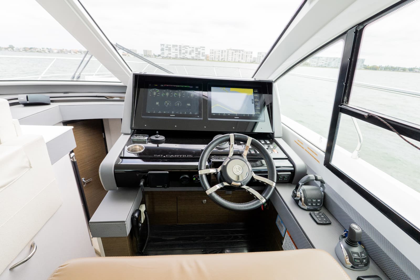 2018 Cruisers Yachts 50 CANTIUS - Photo 48