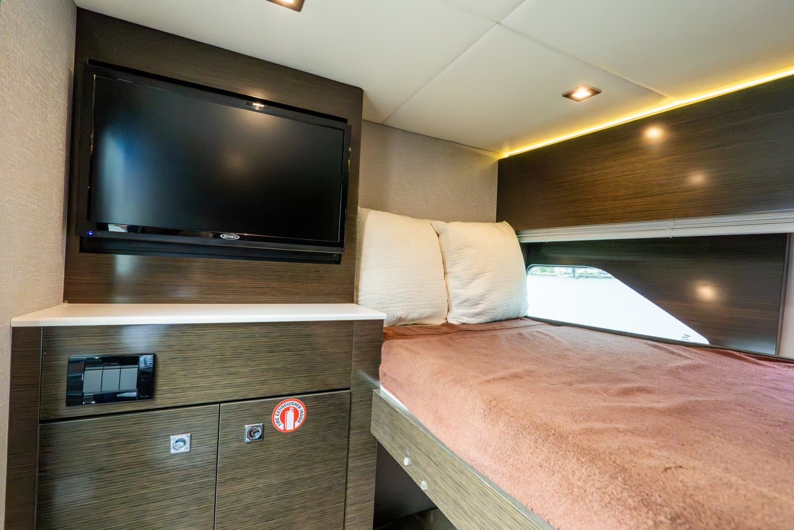 2018 Cruisers Yachts 50 CANTIUS - Photo 53