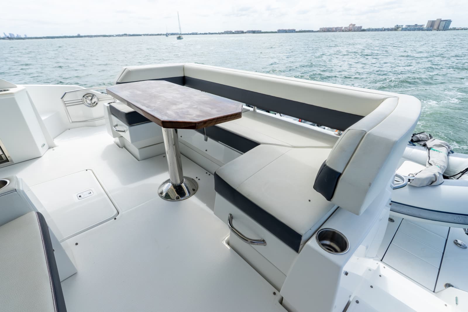 2018 Cruisers Yachts 50 CANTIUS - Photo 26
