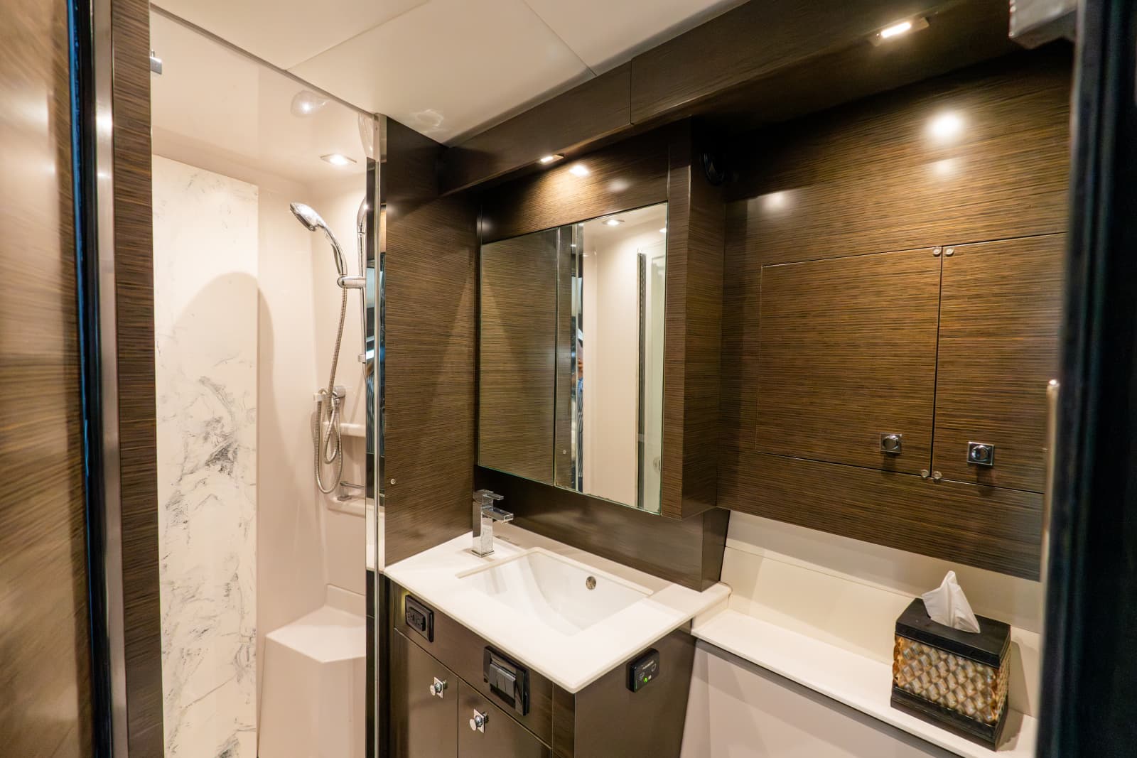 2018 Cruisers Yachts 50 CANTIUS - Photo 72