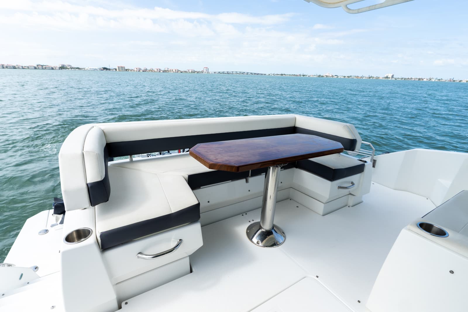 2018 Cruisers Yachts 50 CANTIUS - Photo 23
