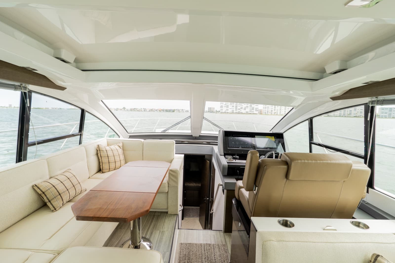 2018 Cruisers Yachts 50 CANTIUS - Photo 43