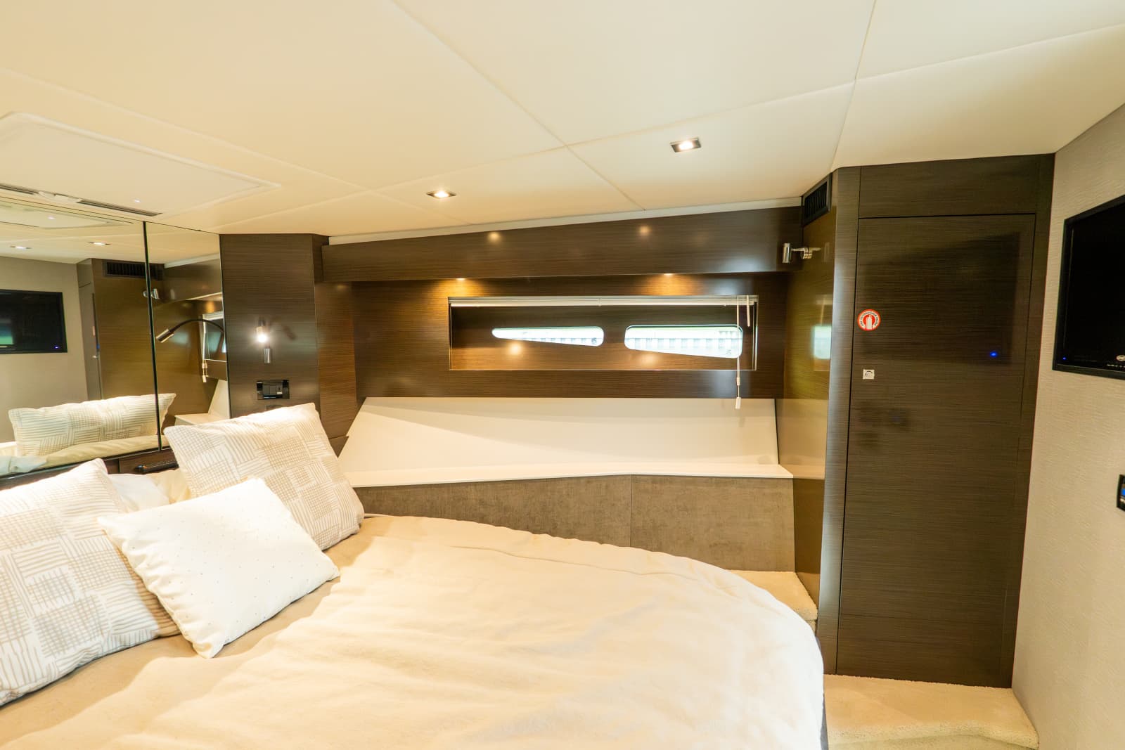2018 Cruisers Yachts 50 CANTIUS - Photo 70