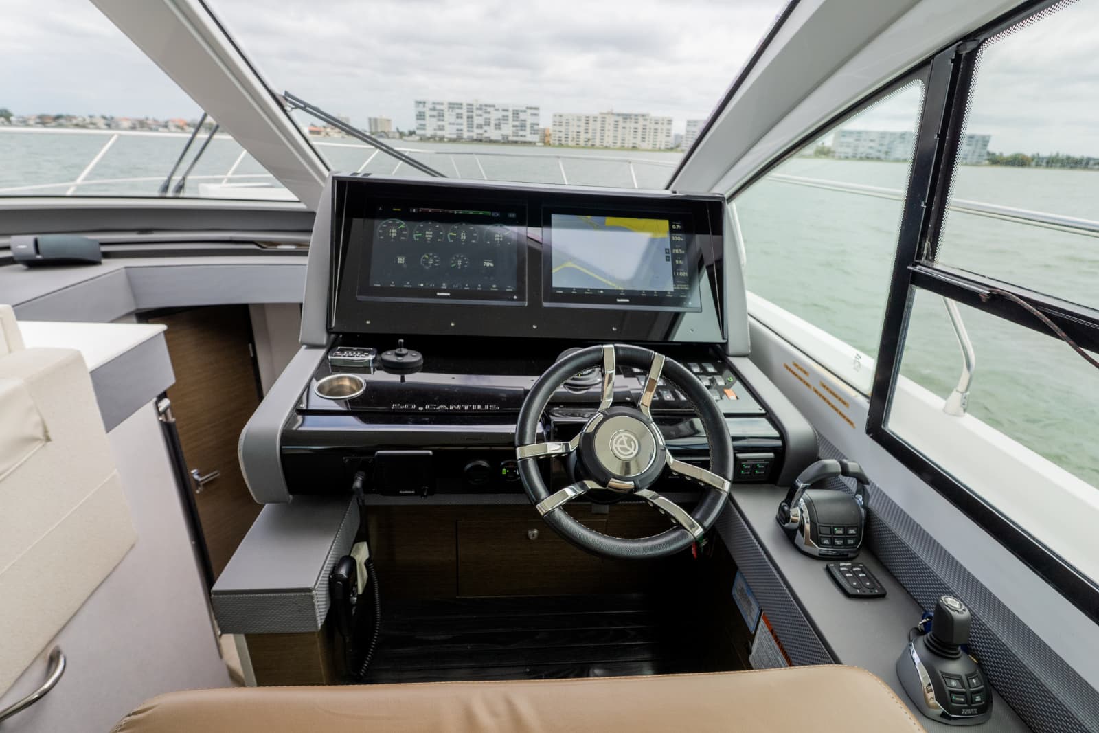 2018 Cruisers Yachts 50 CANTIUS - Photo 47