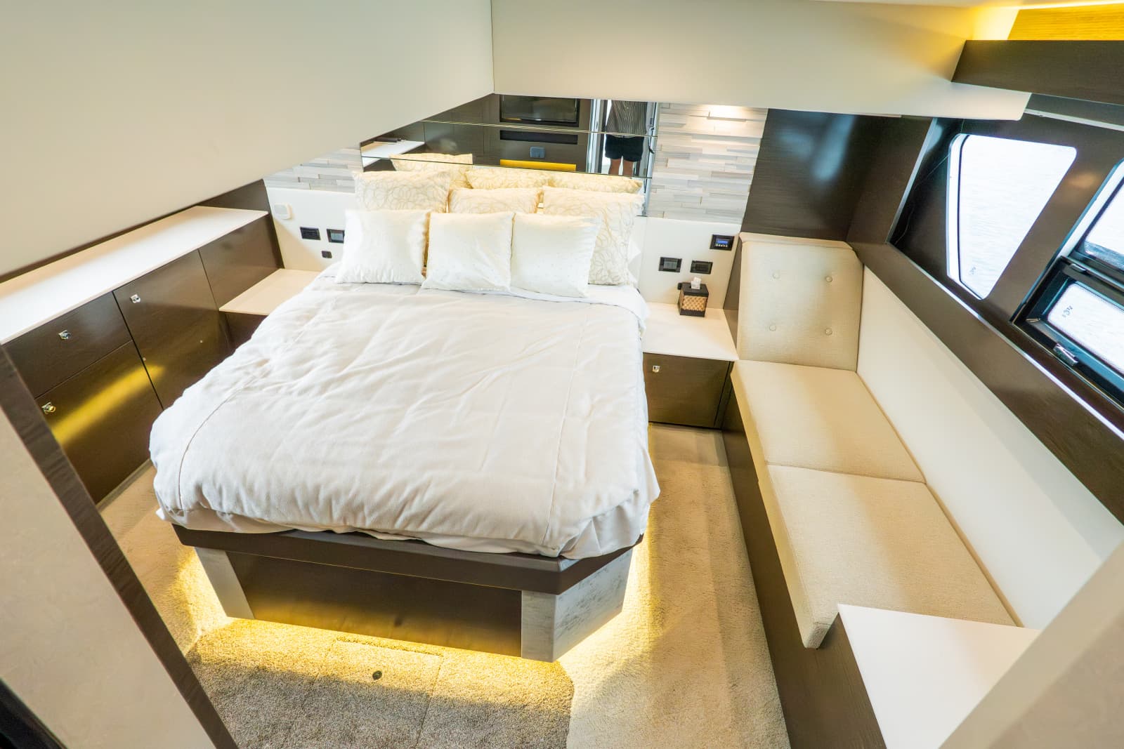2018 Cruisers Yachts 50 CANTIUS - Photo 64