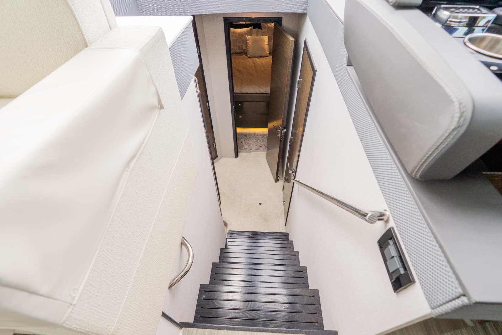 2018 Cruisers Yachts 50 CANTIUS - Photo 49