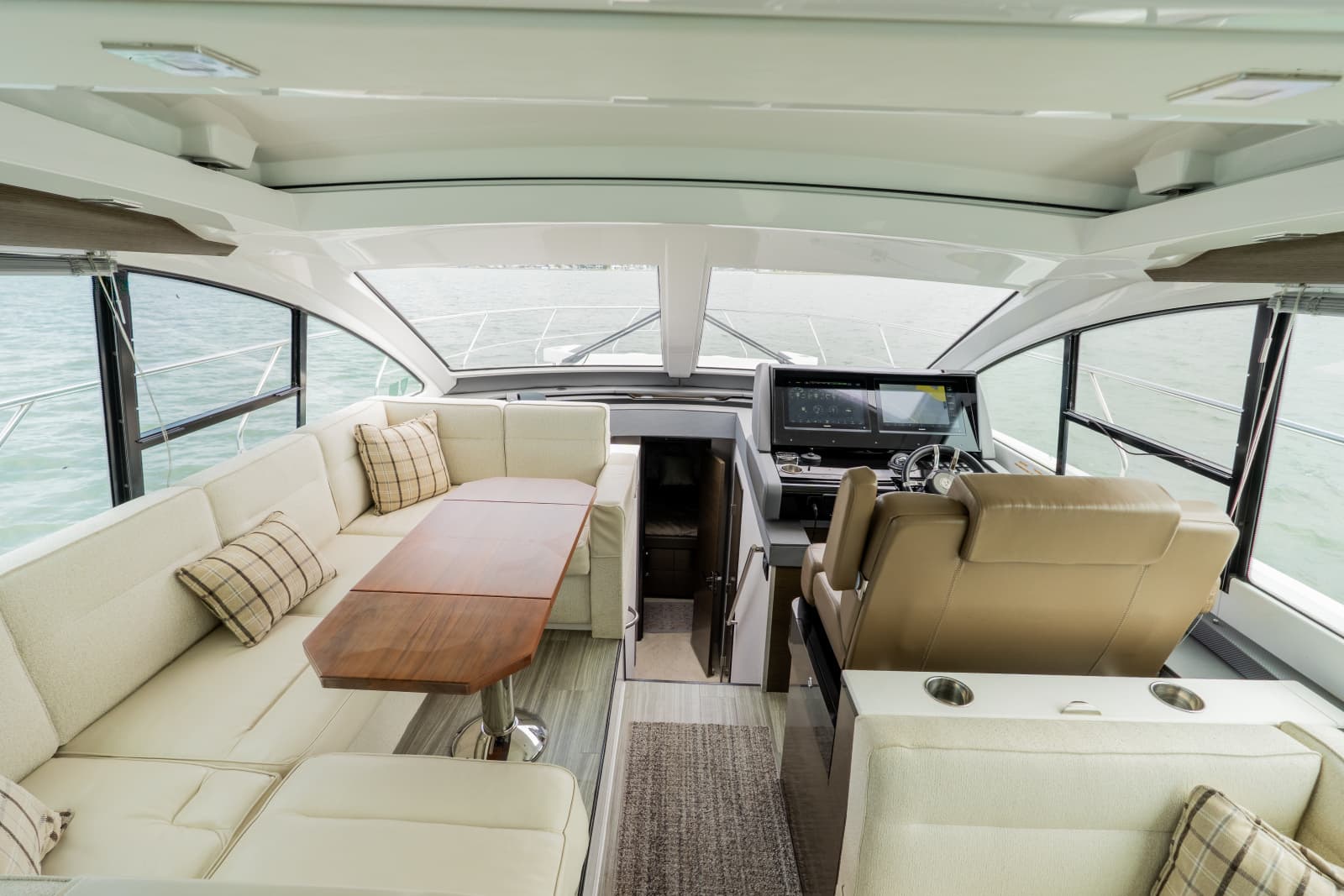 2018 Cruisers Yachts 50 CANTIUS - Photo 42