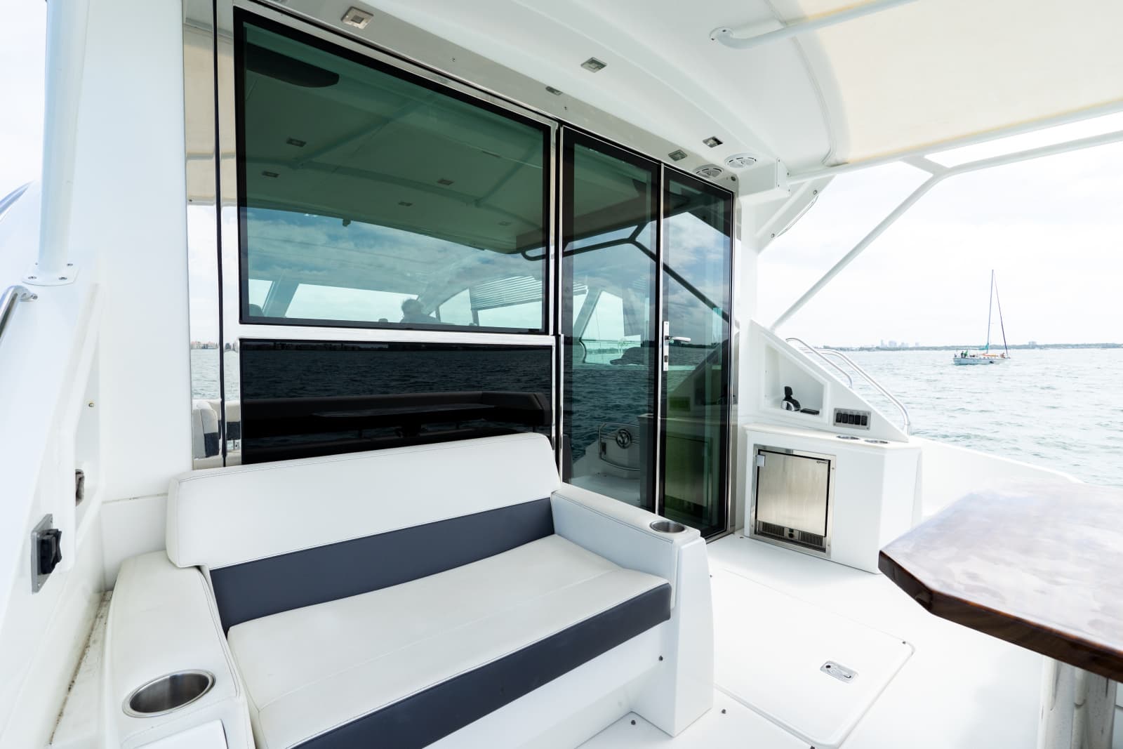 2018 Cruisers Yachts 50 CANTIUS - Photo 24