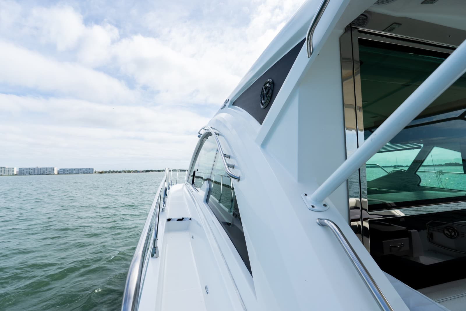 2018 Cruisers Yachts 50 CANTIUS - Photo 28