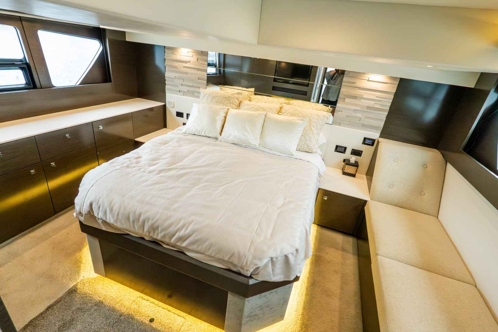 2018 Cruisers Yachts 50 CANTIUS - Photo 55
