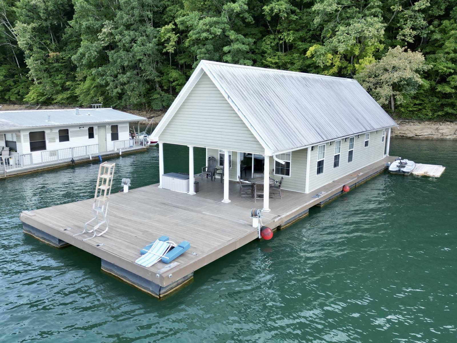 2006 Custom 20 x 43 Floating Cabin - Approx 812sqft - Photo 2