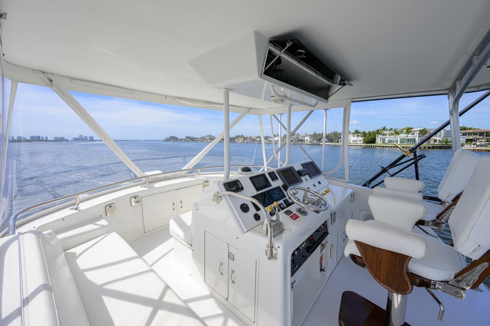 1992 Hatteras 46 Convertible - Photo 12