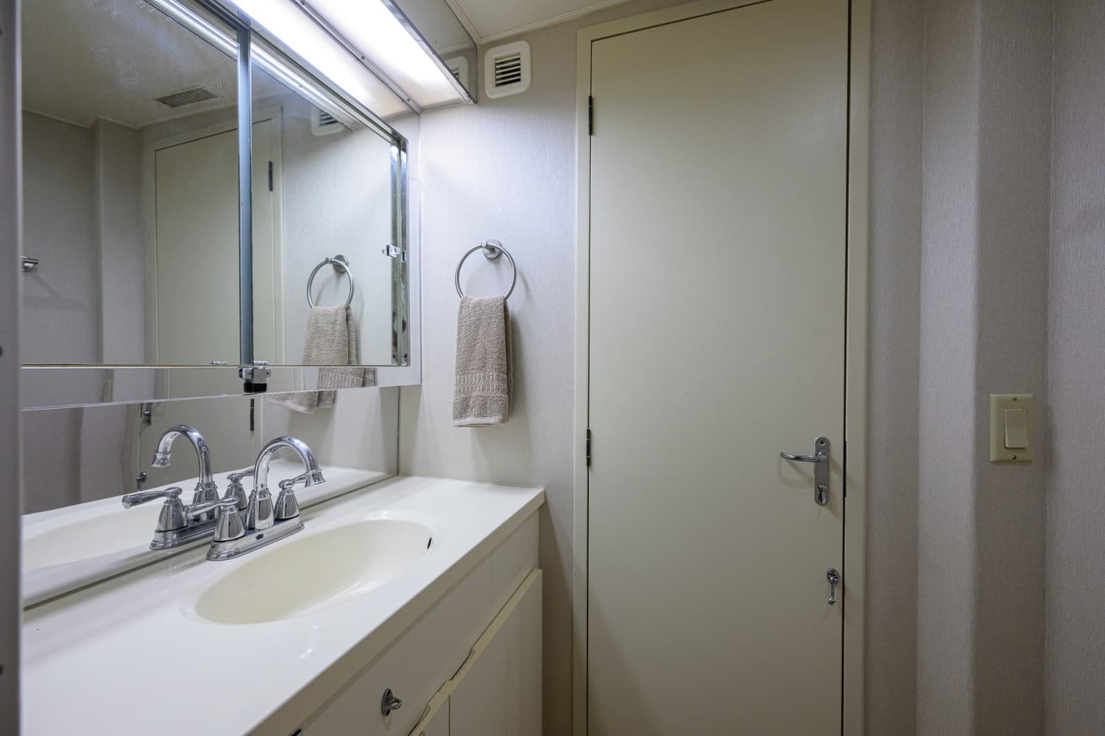 1992 Hatteras 46 Convertible - Photo 30