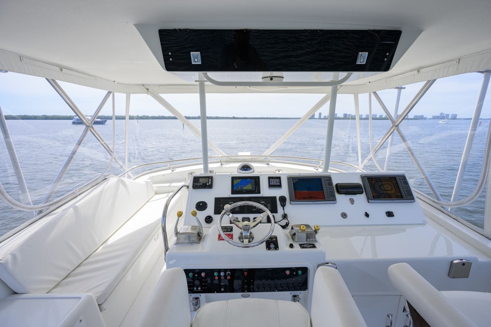 1992 Hatteras 46 Convertible - Photo 7