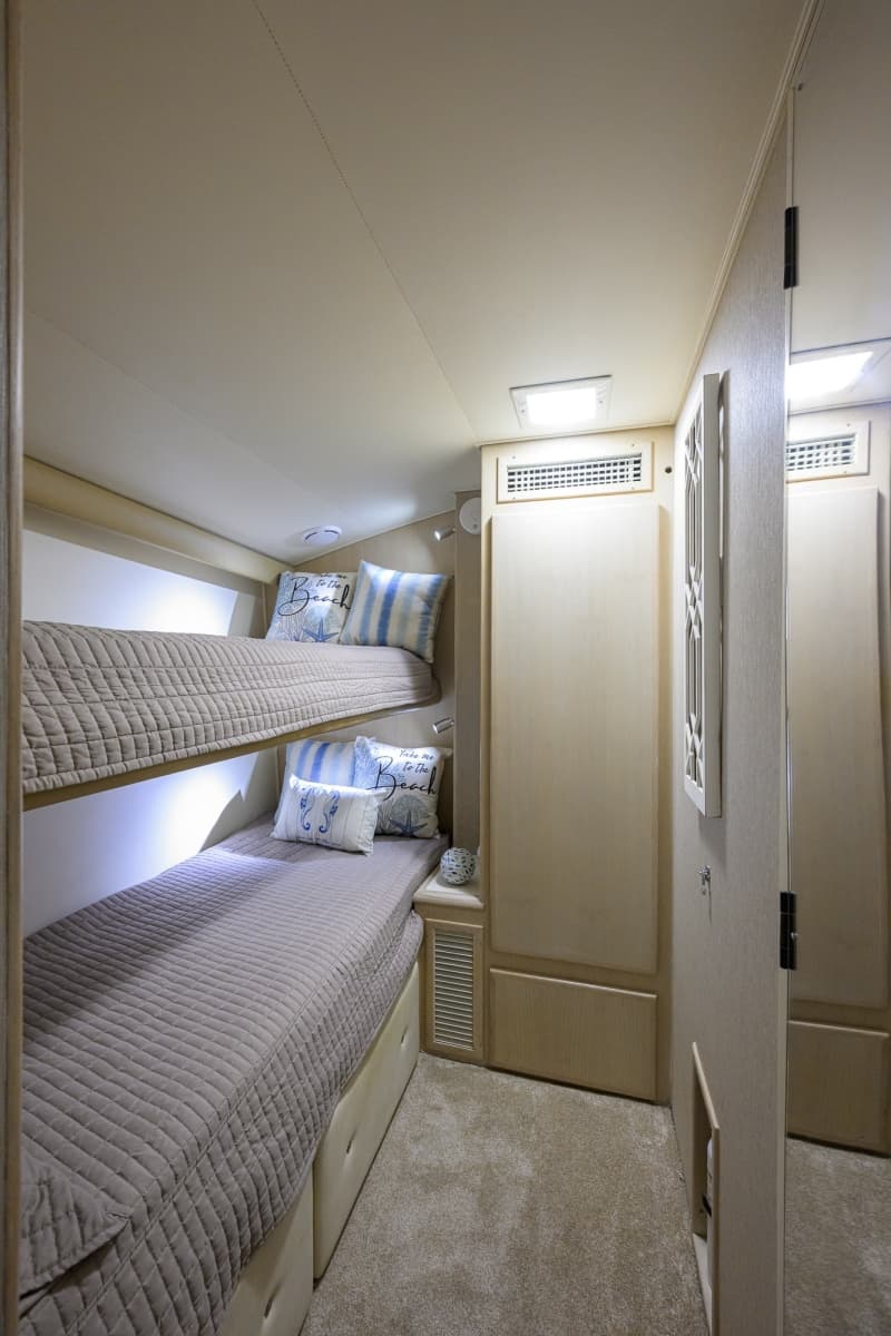 1992 Hatteras 46 Convertible - Photo 33
