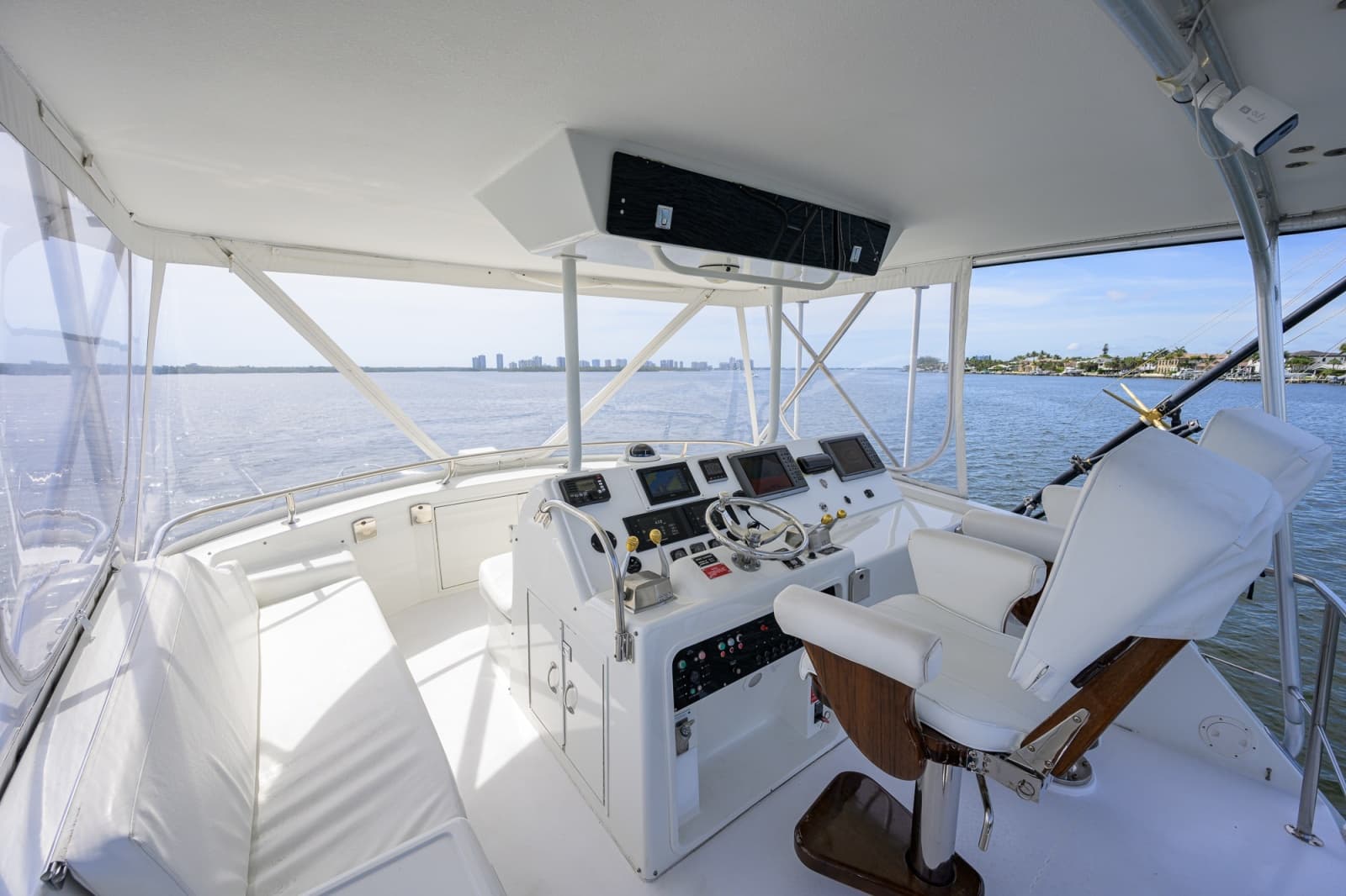 1992 Hatteras 46 Convertible - Photo 6