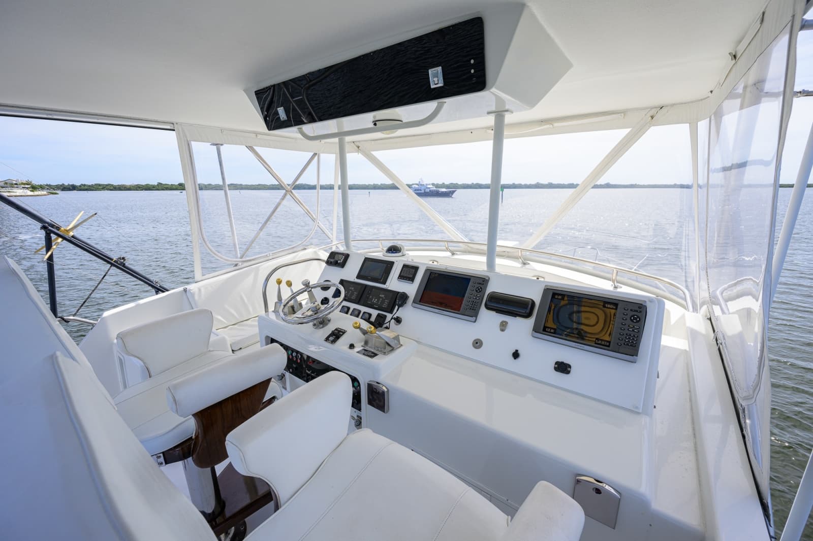 1992 Hatteras 46 Convertible - Photo 8