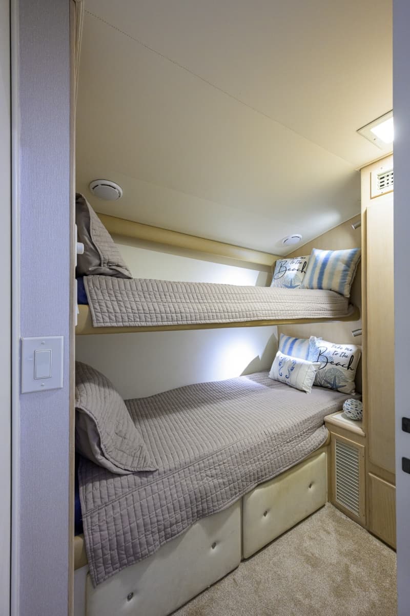 1992 Hatteras 46 Convertible - Photo 32