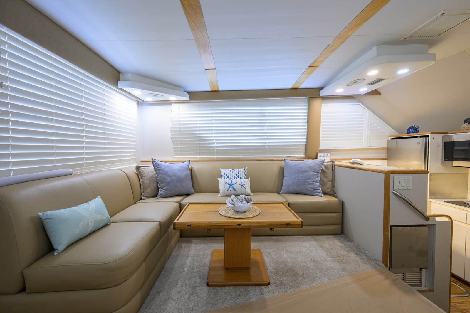 1992 Hatteras 46 Convertible - Photo 42