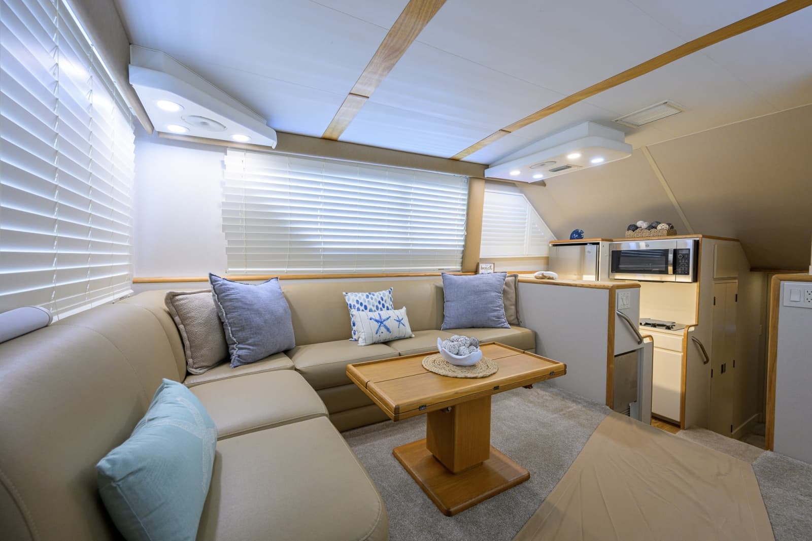 1992 Hatteras 46 Convertible - Photo 41