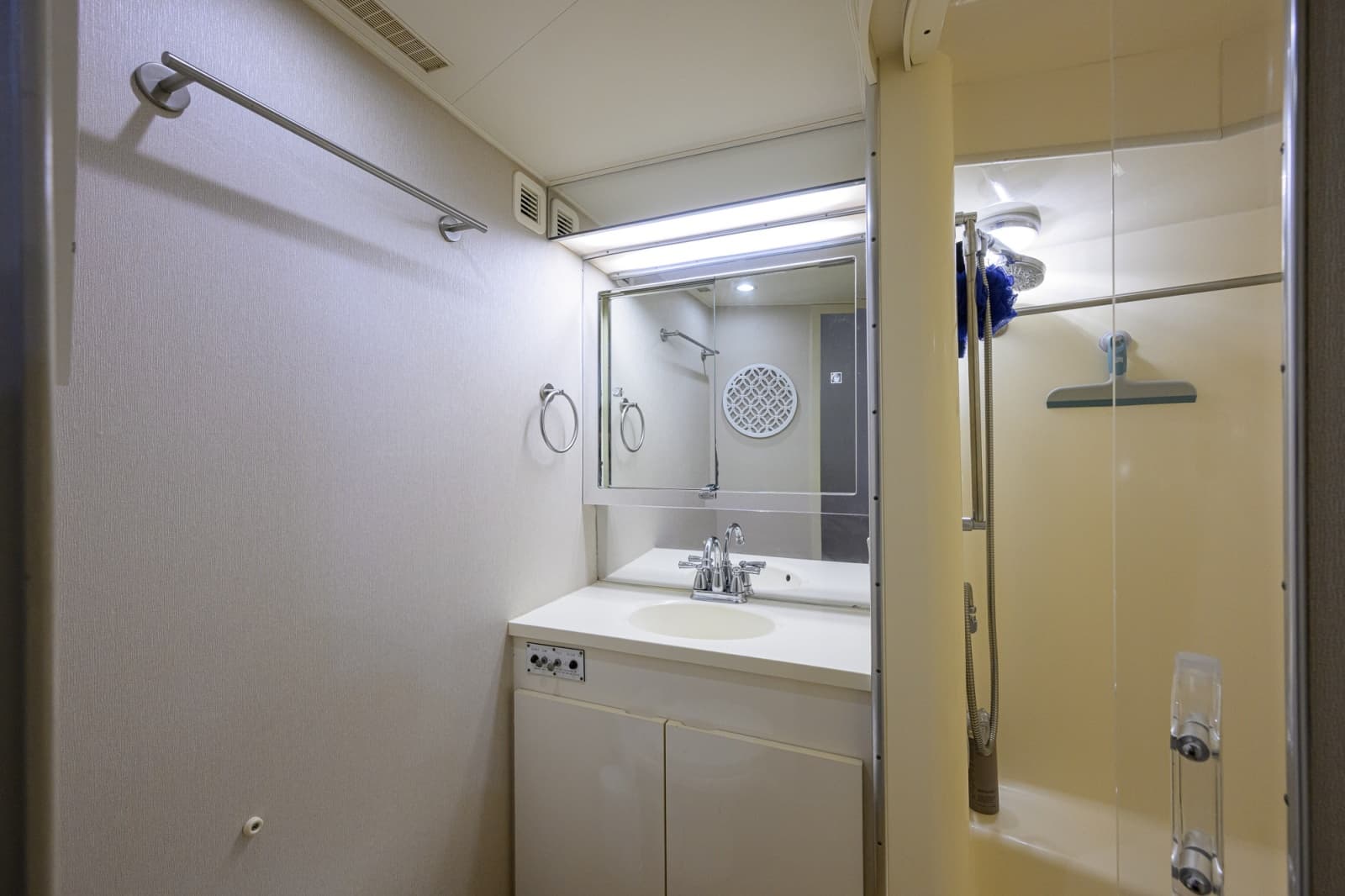 1992 Hatteras 46 Convertible - Photo 37