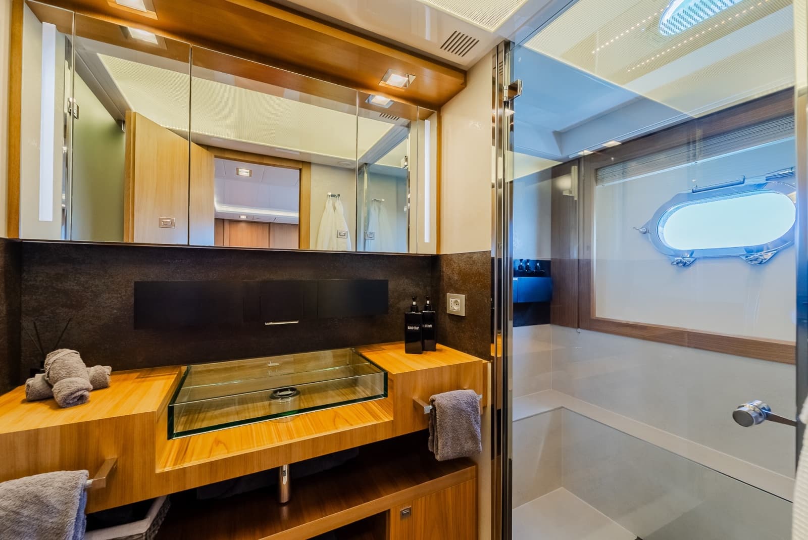 2012 Custom Line Raised Pilothouse - Photo 33