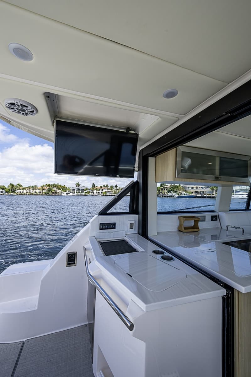 2025 Regal 38 XO - Photo 19