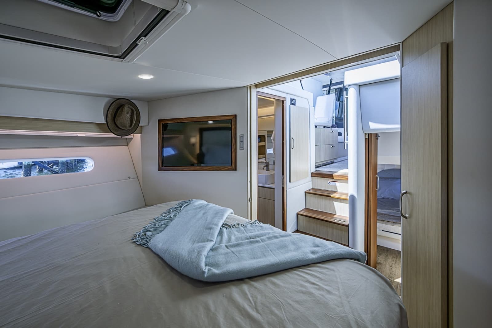 2025 Regal 38 XO - Photo 32