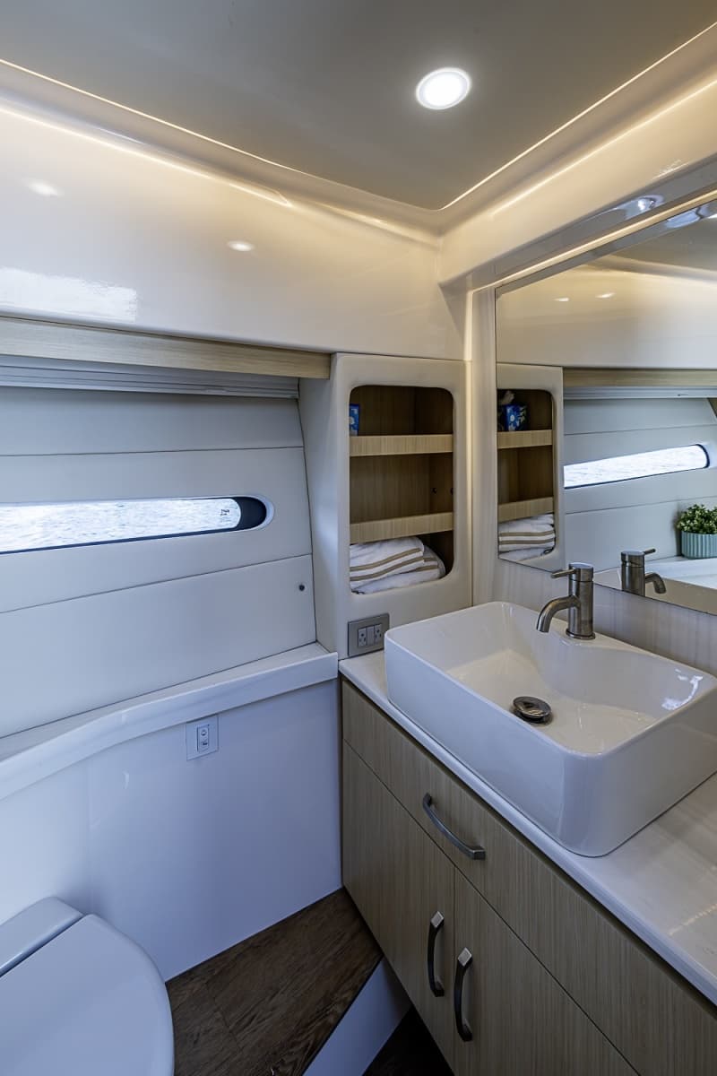 2025 Regal 38 XO - Photo 36