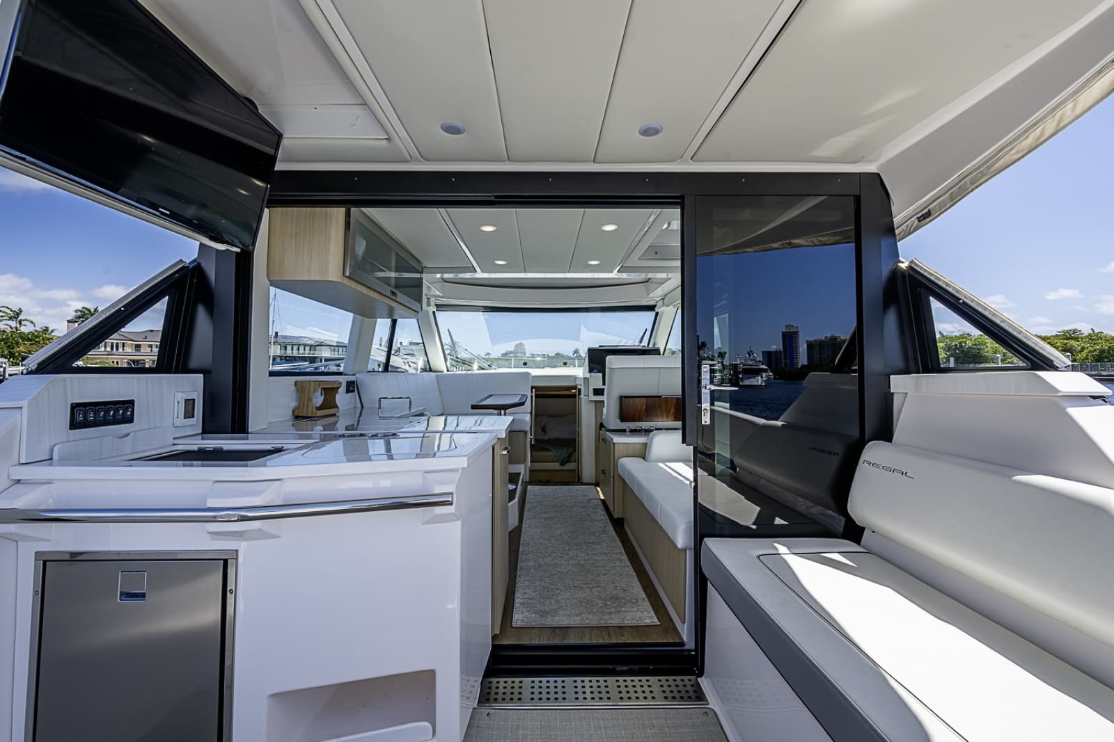 2025 Regal 38 XO - Photo 20