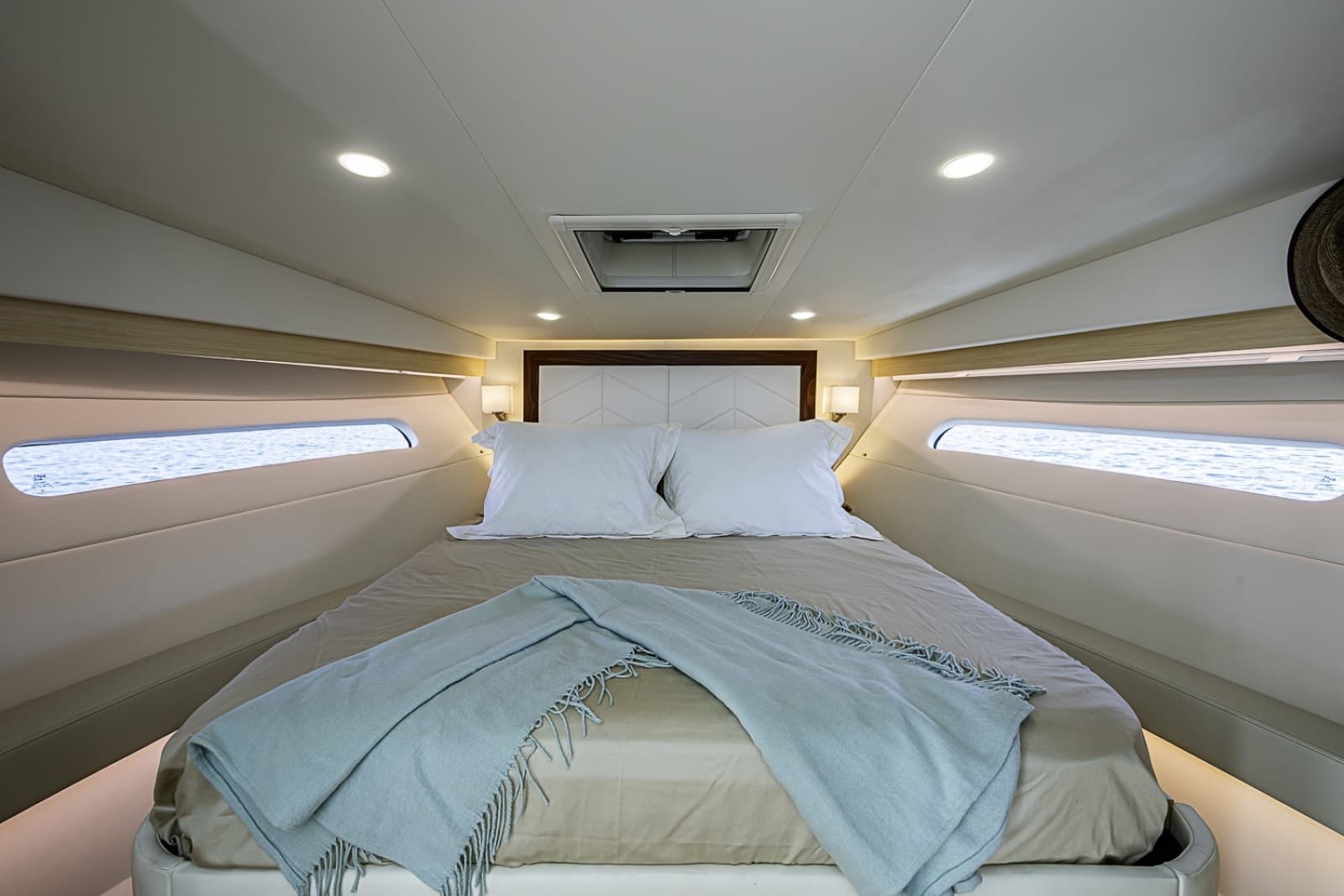 2025 Regal 38 XO - Photo 30
