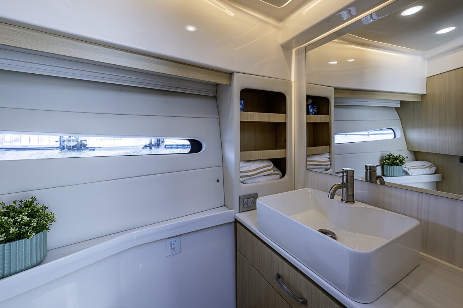 2025 Regal 38 XO - Photo 35