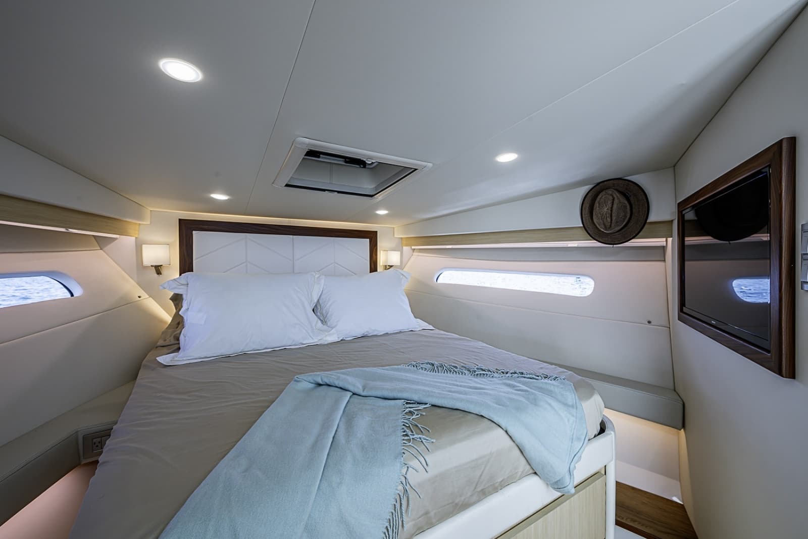2025 Regal 38 XO - Photo 31