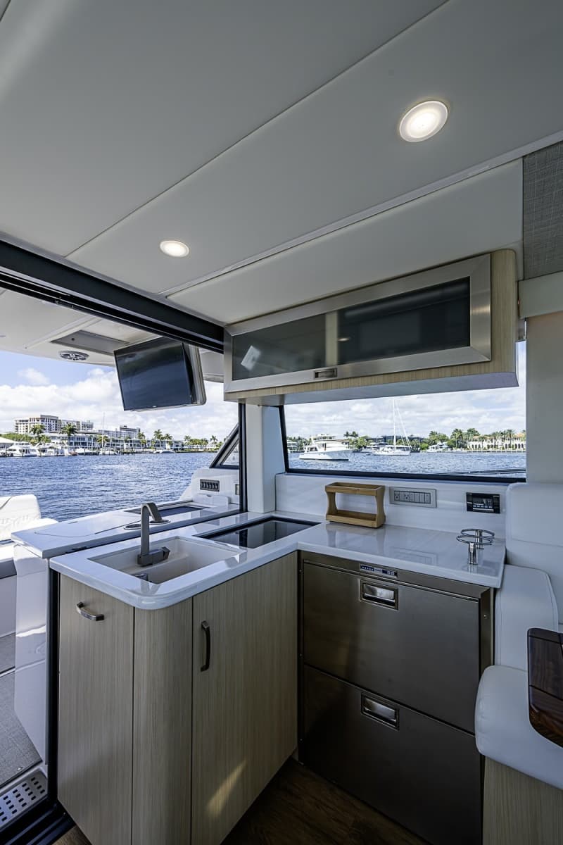 2025 Regal 38 XO - Photo 28