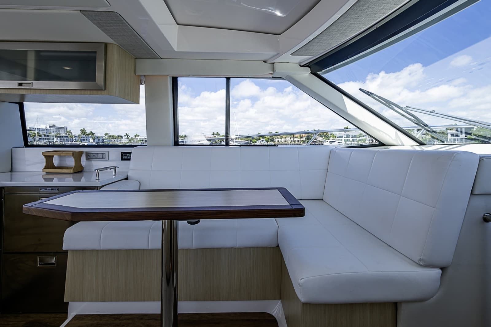 2025 Regal 38 XO - Photo 27