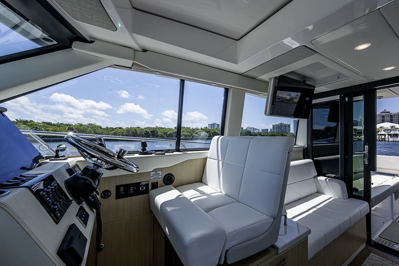 2025 Regal 38 XO - Photo 24