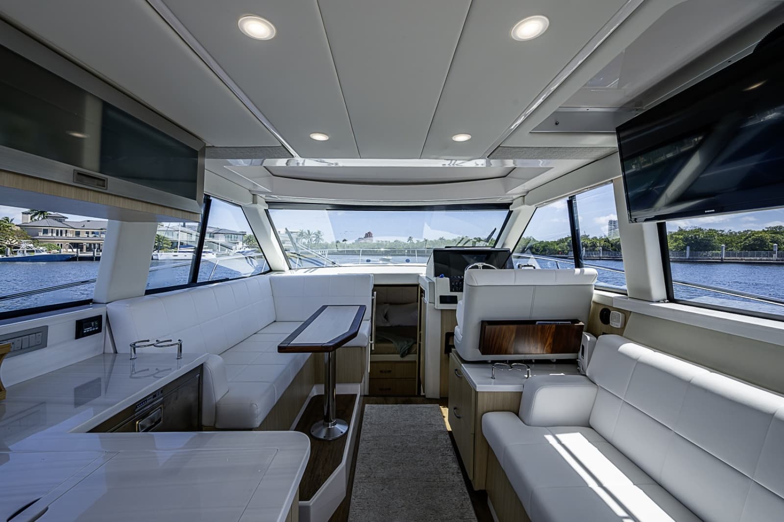 2025 Regal 38 XO - Photo 22