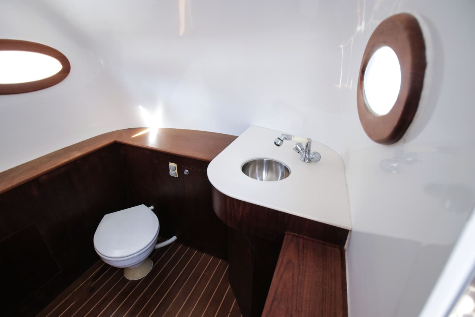 2018 Winter Custom Yachts Center Console - Photo 13