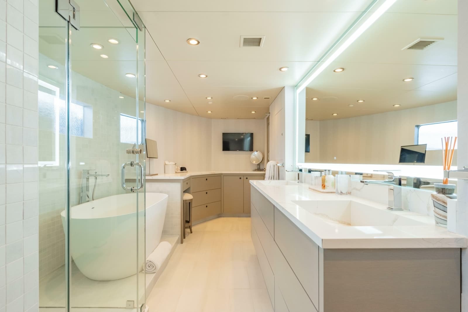 1997 Christensen Motor Yacht - Photo 24