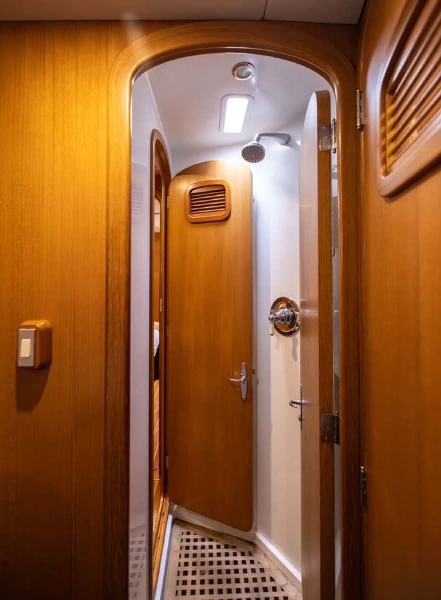 1999 Admiral Marine Center Cockpit - Photo 17