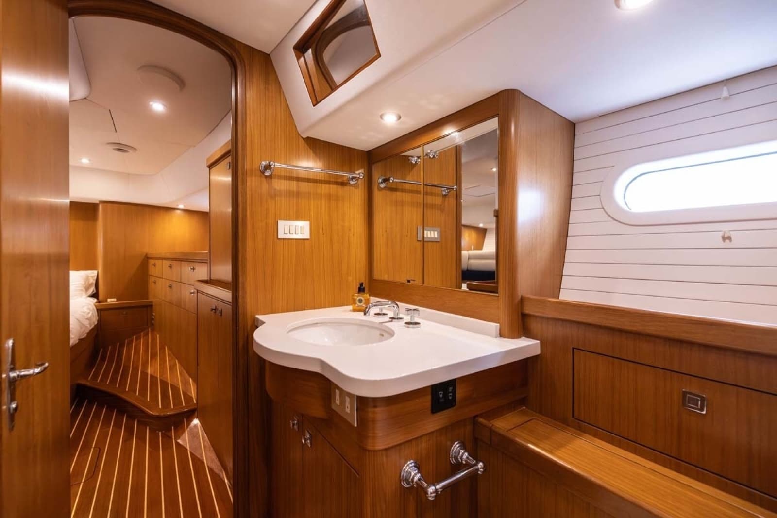 1999 Admiral Marine Center Cockpit - Photo 15