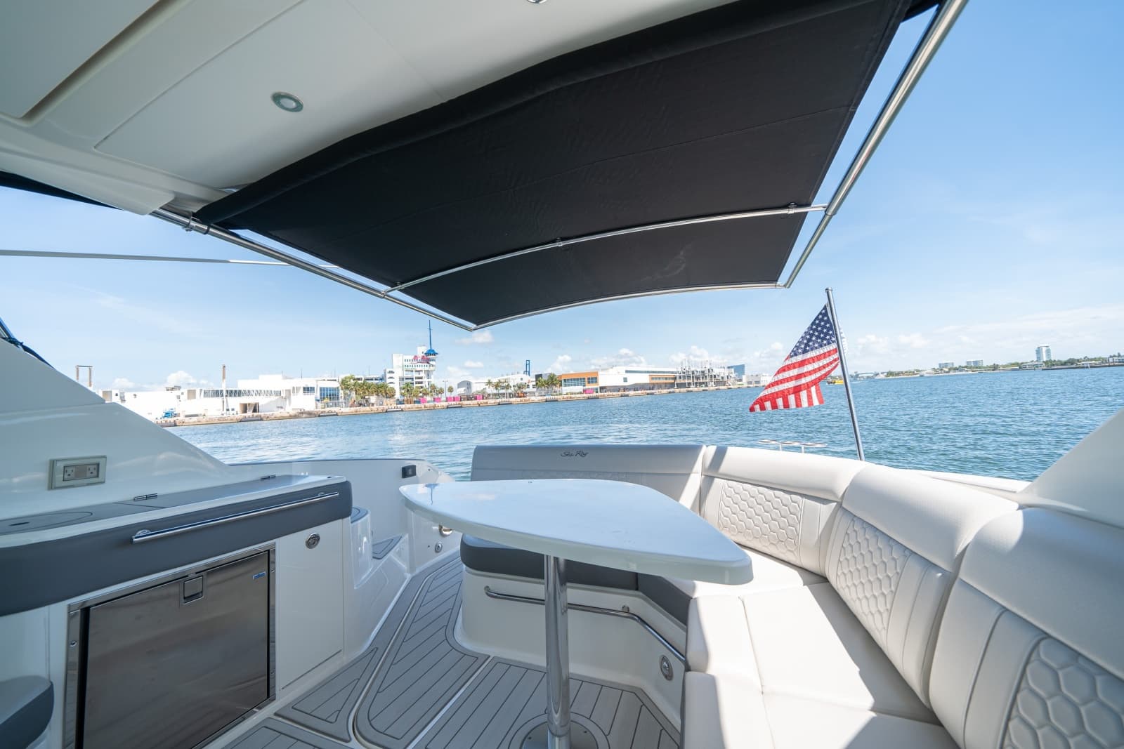 2021 Sea Ray 320 Sundancer - Photo 14