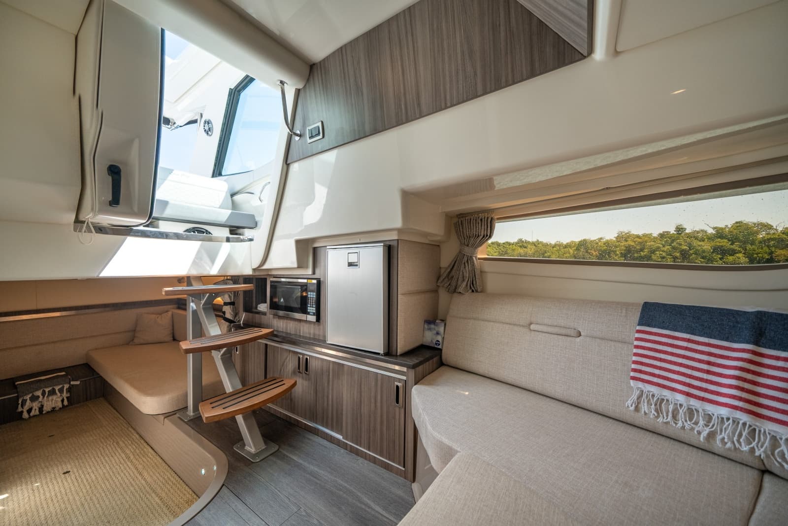 2021 Sea Ray 320 Sundancer - Photo 32