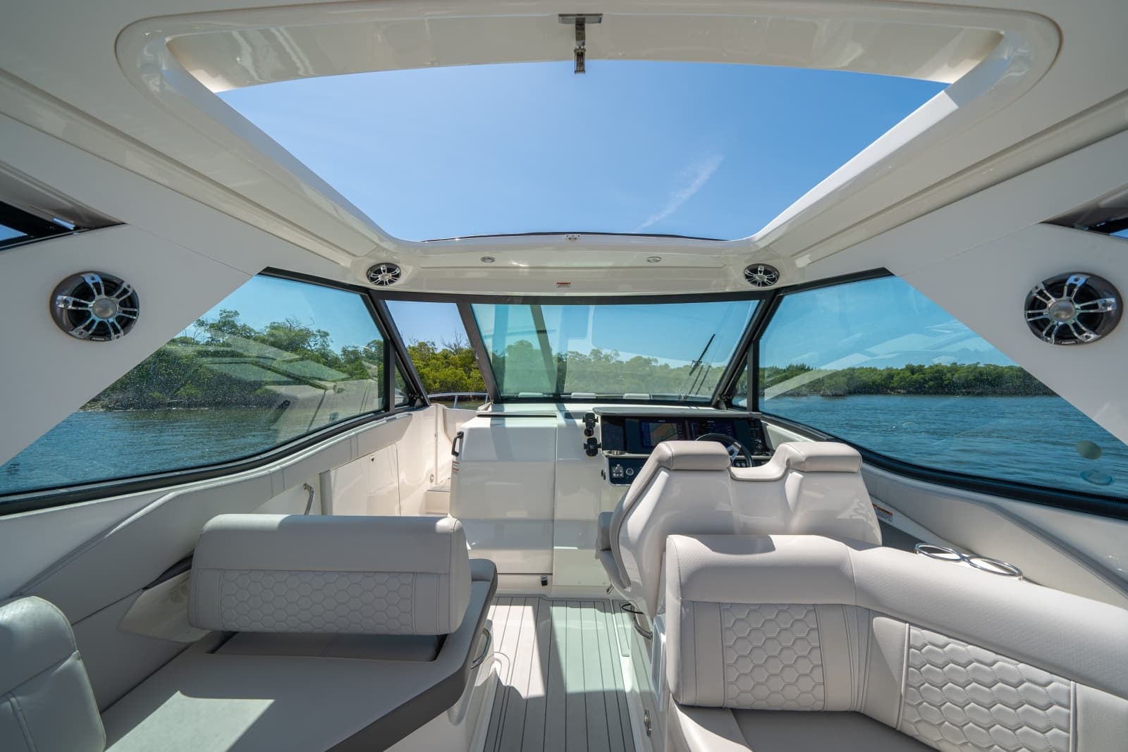 2021 Sea Ray 320 Sundancer - Photo 18