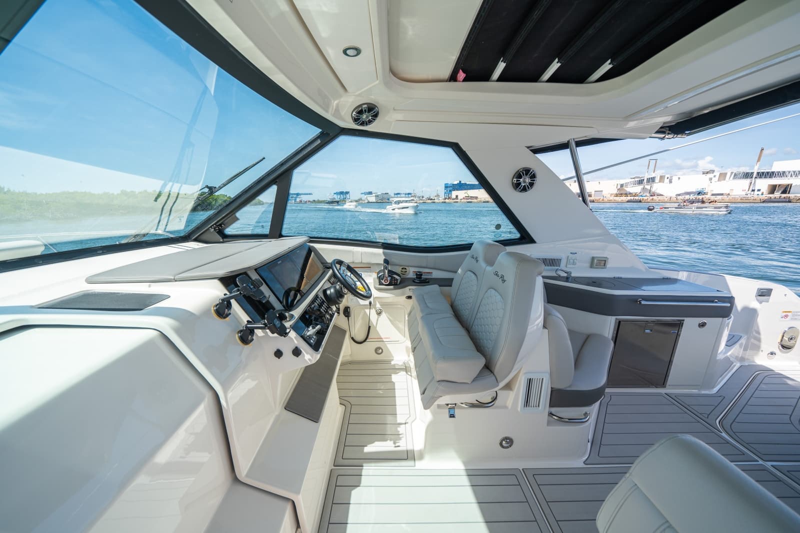 2021 Sea Ray 320 Sundancer - Photo 19