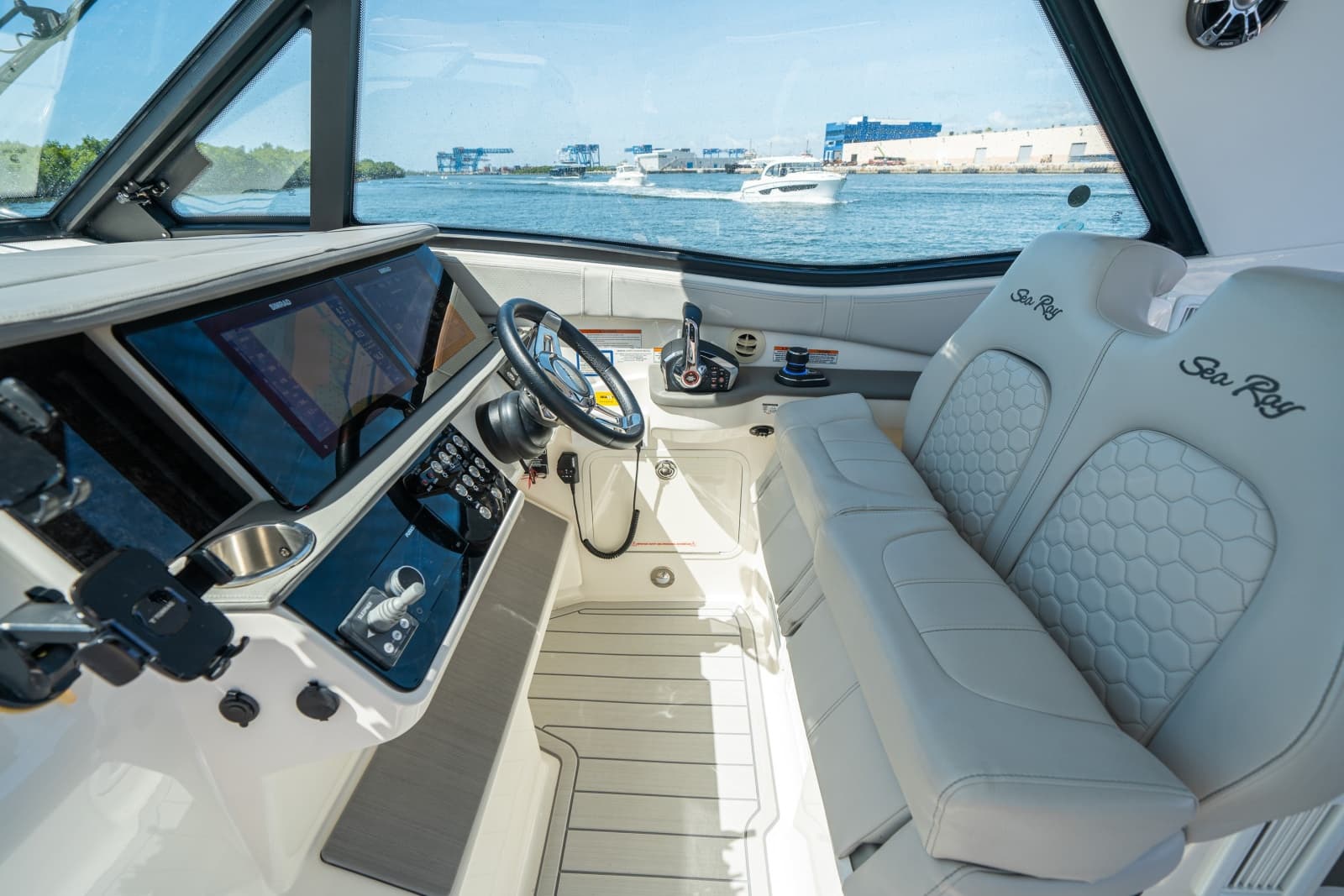 2021 Sea Ray 320 Sundancer - Photo 22