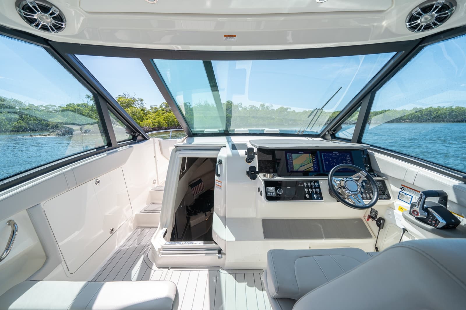 2021 Sea Ray 320 Sundancer - Photo 4